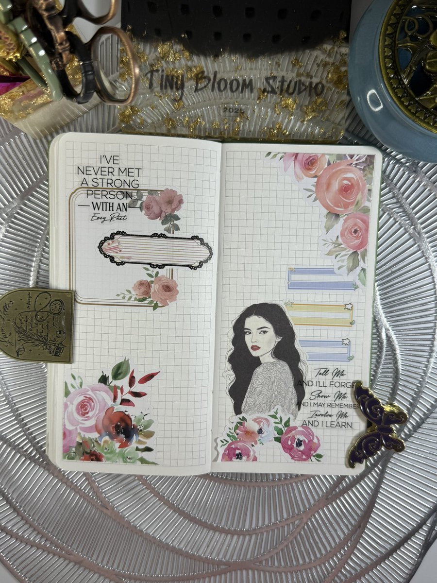 passionejournal's tweet image. 📖✂️ Tiny Bloom Studio 💐
— Where creativity blooms with calm 🌷💫

#scrapbook #scrapbooking #journal #journaling #journalwithme