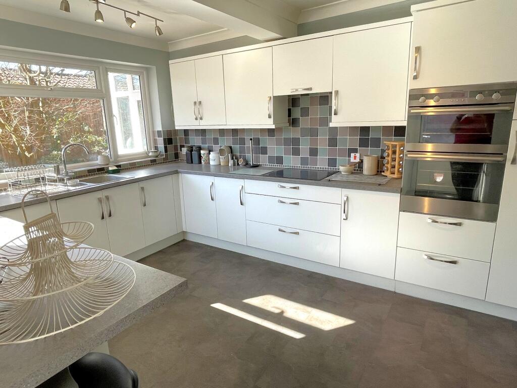 PearsonsEA's tweet image. This 4 bedroom semi-detached #house is situated in a popular location in Pooks Green #Marchwood #Southampton.  The #home requires some modernisation 

Info- pearsons.com/properties/poo…

Call Pearsons Estate Agents Hythe office 023 8084 4131