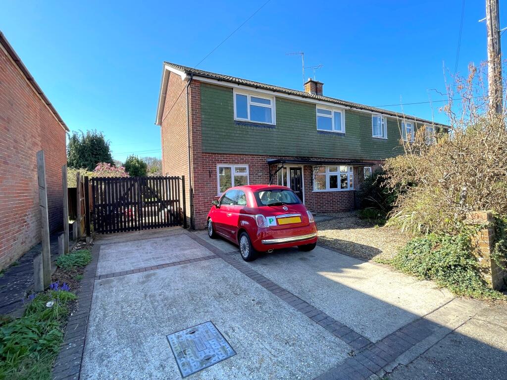 PearsonsEA's tweet image. This 4 bedroom semi-detached #house is situated in a popular location in Pooks Green #Marchwood #Southampton.  The #home requires some modernisation 

Info- pearsons.com/properties/poo…

Call Pearsons Estate Agents Hythe office 023 8084 4131