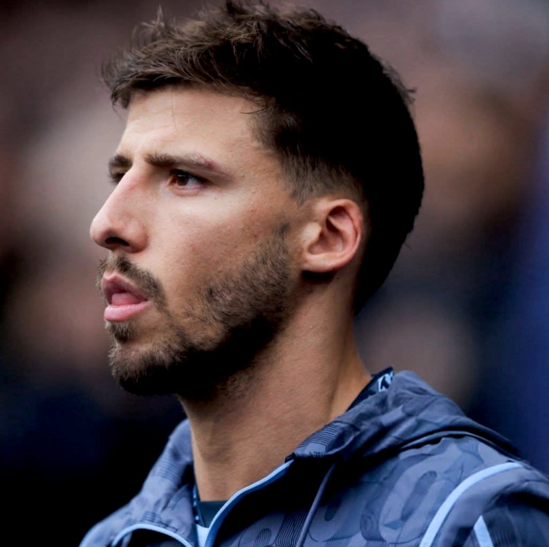 PRIME_SPORTS_UK's tweet photo. 𝗕𝗥𝗘𝗔𝗞𝗜𝗡𝗚: Ruben Dias is ruled out for Man City vs Arsenal with an ankle injury sustained last month, and is not likely to be back for the rest of the month. https://t.co/JkkD4wRcEk