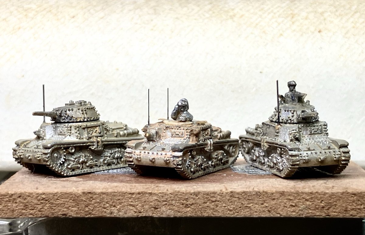 Micromodeler's tweet photo. １／285   イタリア陸軍　M13／40中戦車、指揮車
GHQ製品(指揮車はM13改造)。

まだ塗装前です。 https://t.co/SiqVUbhehz