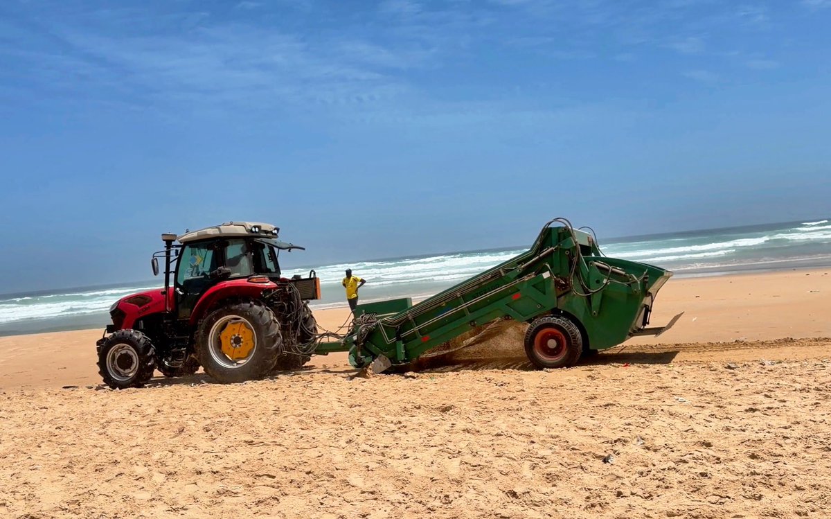 SLT_Officiel's tweet photo. Dans le cadre de son partenariat avec la Mairie de Yoff, la SLT a lancé les opérations de nettoiement du littoral, avec une première intervention à la plage de Diamalaye.

#SLT #Yoff #Environnement #PropretéUrbaine #Partenariat #Sénégal https://t.co/Hes7vRcltz