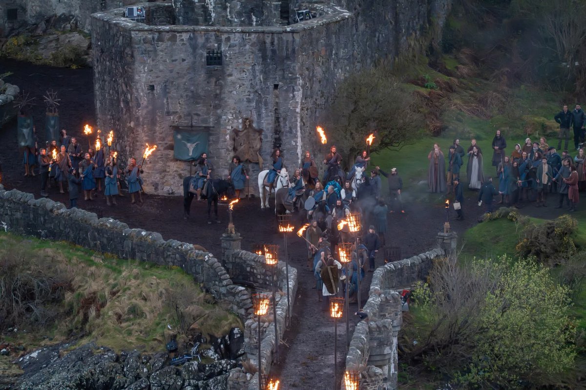 New pictures from the set of “Highlander” show Henry Cavill, Drew McIntyre and Kevin McKidd filming at Eilean Donan Castle in Scotland 🔥