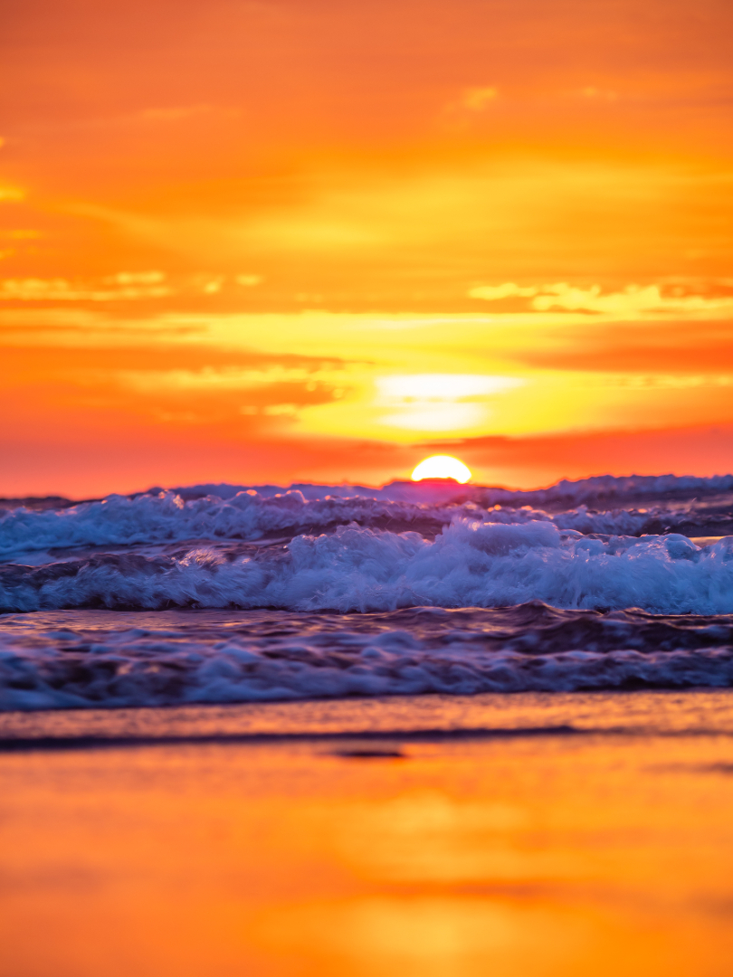 MagnumEstate's tweet image. Sanur sunsets calling! 🌅✨ Perfect start to your Bali weekend.

Golden skies over calm waves in Sanur: unwind, recharge, dream of your next investment here. Enjoy the paradise!

#SanurSunset #BaliWeekend #BaliSunsets #WeekendVibes #InvestInBali #MagnumEstate