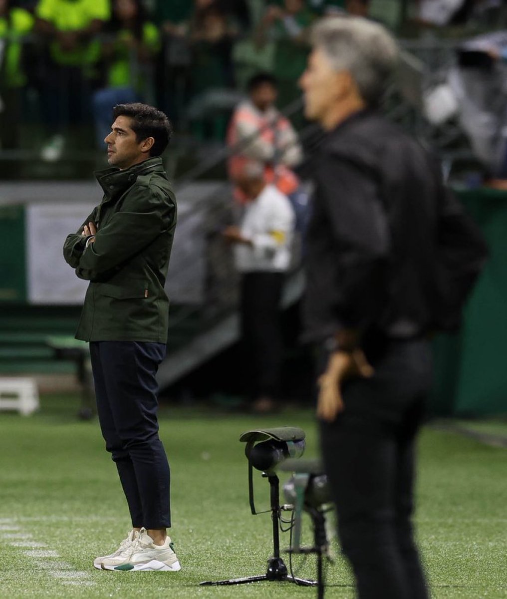 E eu que sonhei que tirava uma foto com Abel Ferreira e ainda ficava flertando com ele 😭😭😭😭 NÃO ME ACORDEM, É ALI Q EU QUERIA ESTAR 😭😭😭