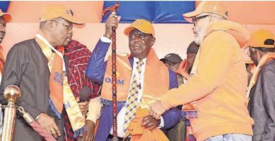 amunga23's tweet image. ODM right now ni ile story ya:

From “national movement”
To maboy wanaitwa kando wanambiwa “kuja side hii” 😭

Politics huku ni quicksand—leo uko top, kesho unatafuta footing.

From grace to grass real quick 😂

#KenyanPolitics #ODM #UDA #FromGraceToGrass