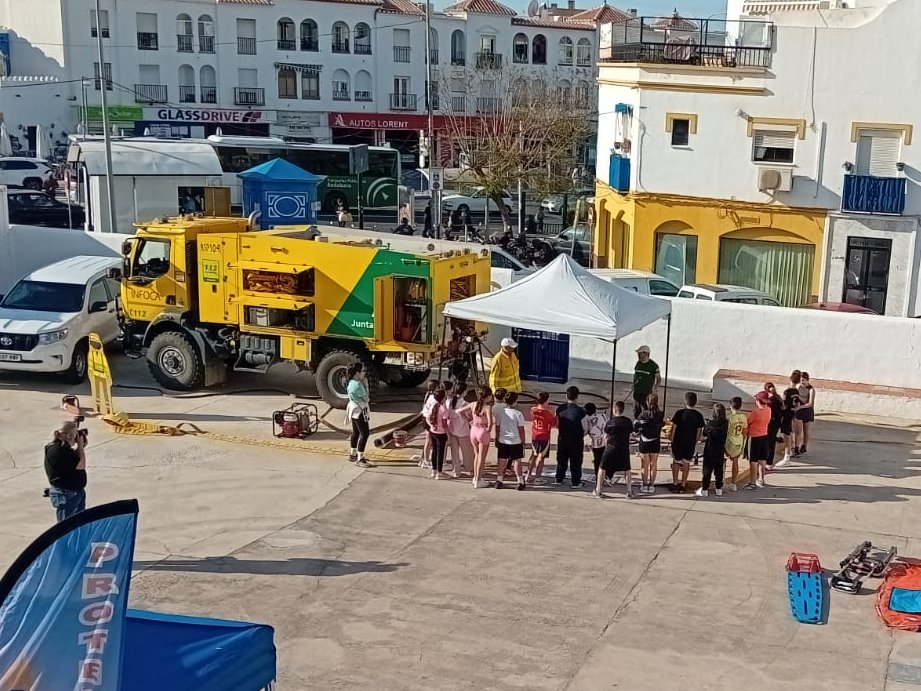 Plan_INFOCA's tweet image. ❤️¡Acción en el C.E.I.P. Nueva Nerja! Participamos en el Cardiomaratón donde los más jóvenes aprenden las técnicas de #RCP y primeros auxilios. 🚑 No falta la formación en seguridad vial y prevención ante cualquier emergencia. ¡Iniciativas que salvan vidas! 🚑🔥
#Educación #Nerja