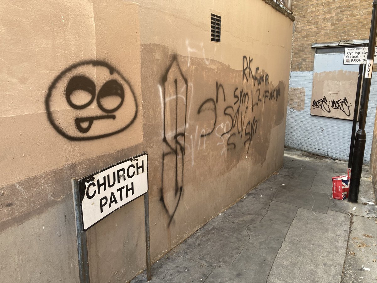 YourFairfield's tweet image. Graffiti removed - Church Path, Fairfield Ward, Croydon West. 🧽 🪣 

Reported/resolved in 24hrs! 🤗

Thank you @JasonForCroydon for restoring services and #pride to Croydon

Vote 🗳️ Conservative 🌳 on 7th May

Before/After