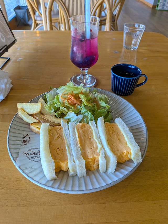 以前から気になっていた烏川のほとりにある烏川カフェさんに行ってきました！一番人気らしいたまごサンドが本当にびっくりするぐらい美味い😳
オリジナルらしい川ソーダもこちらも美味しい。季節によって春夏秋冬4種の味があるそうで。また来よう！
なれなれFESTAのチラシも置いていただきました🙌