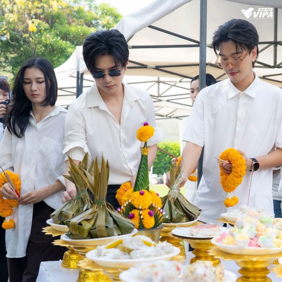 ✨ชมภาพบรรยากาศงานบวงสรวงซีรีส์เรื่องใหม่ "กัลปาวสาน Sanctuary" โปรเจกต์ที่ทุกคนรอคอย !
.
นำทีมความตื่นเต้นโดย ชาติชาย เกษนัส ผู้กำกับฯ ร่วมด้วย ติ๊ก เจษฎาภรณ์, เอสเธอร์ สุปรีย์ลีลา, โจ๊ก อัครินทร์, เอิงเอย ประภามณฑล, นนท์ ศดานนท์, แปลน รัฐวิทย์, โมนีร่า เพียงฟ้า, อาเธอร์ เบญจกุล
