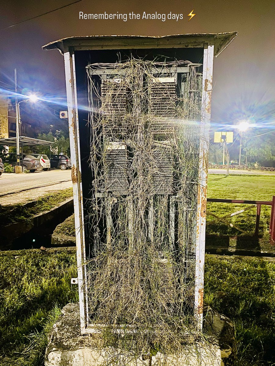 RahulPalAIR's tweet image. शाम की सैर पर निकला था, तभी यह भूला‑बिसरा टेलीकॉम बॉक्स दिखा। जंग खाया, खामोश, लेकिन कहानियों से भरा हुआ… लगा जैसे समय यहीं ठहर गया हो। इस nostalgia को कैद किए बिना रह नहीं पाया। #nostalgia  #telecomcabinet #urbandecay