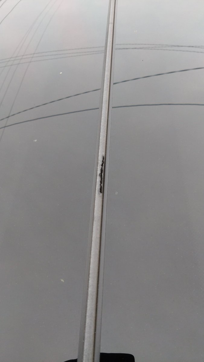 Libble_RC04's tweet photo. 今日洗車して気が付いたんだけどCX-60のオーナーの方サンルーフの枠欠けていませんか？慌ててディーラー行ったら保証で何とかします!!て言ってくれてホッとしました。#CX60 #マツダ #サンルーフ枠欠け https://t.co/uM24JqEkE2