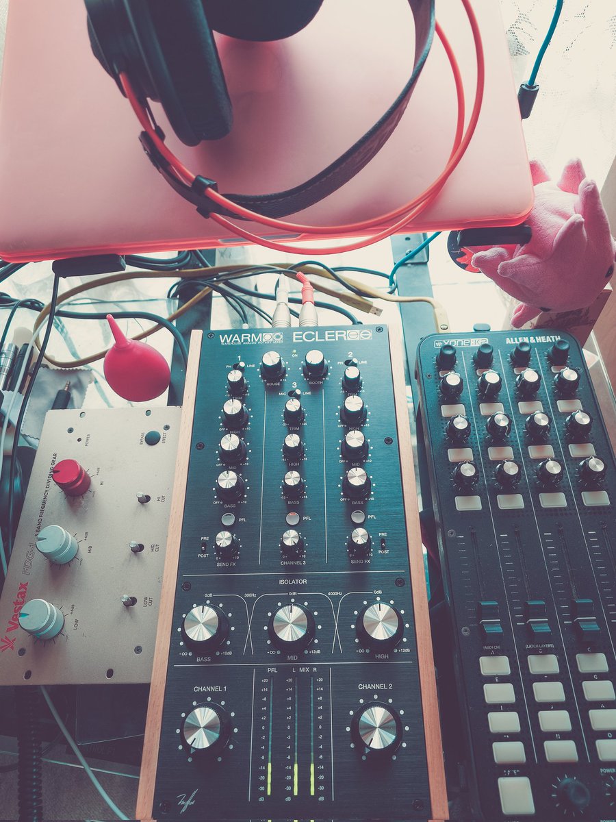 djxlr0419's tweet image. ECLER WARM2
すごい久しぶりに新しいDJ機材買った🎧️

コンパクトだし個人的にアイソレータがボリュームのすぐ上にあるのが最高、そしてアイソレータ通った音をモニター出来る

音質は温かみ系じゃなくてクリアよりな気がする（多分昔のHAKとかNUOのが癖ある音）

#DJ機材 #ロータリーミキサー #DJ