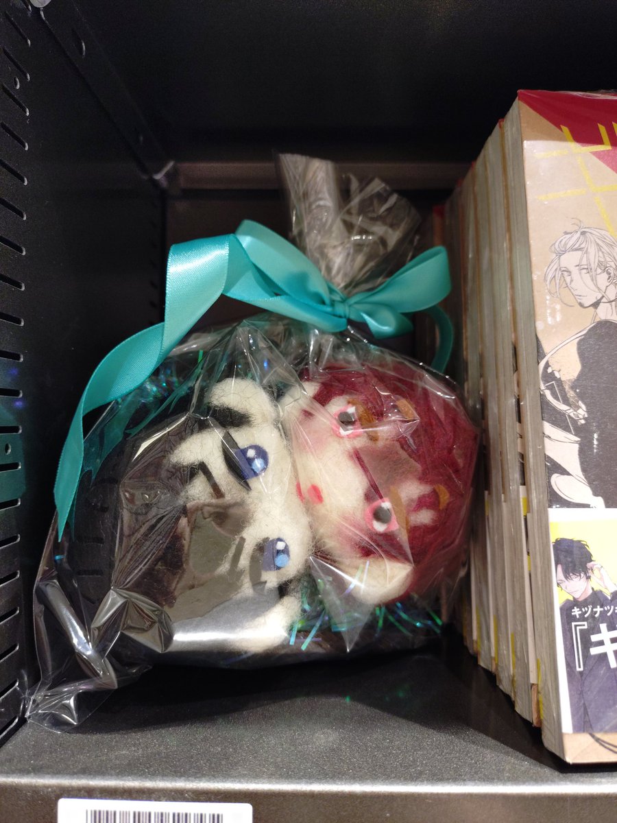 いよいよ明日から名古屋会場スタートの
#ギヴン展 を記念してフェア開催中です✨️

キヅナツキ 先生 <a href="/kizu_ntk/">キヅナツキ🔪</a> がご来店下さり
サイン色紙描いて頂きました！
(来月誕生日の柊だぁ🎂)
ミニミニ色紙もありがとうございます😭💕
フォトスポットも要チェックです！

#ギヴン