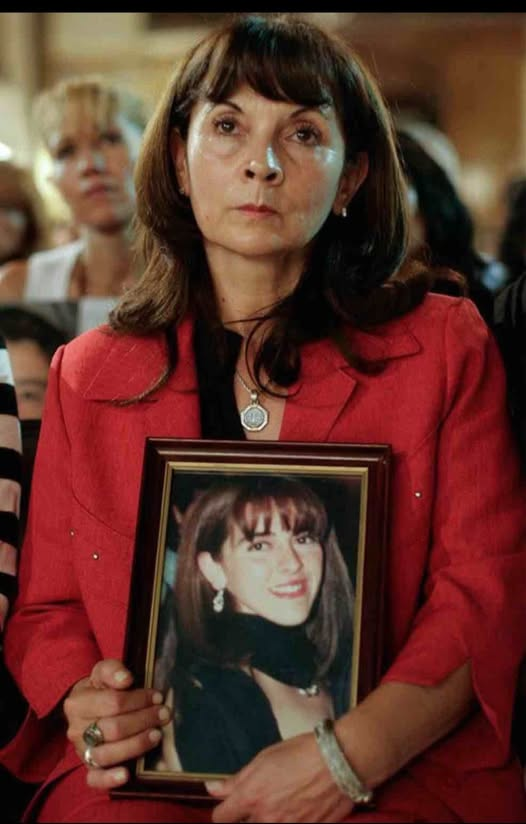 Histoire vraie.
Lorsqu’un matin d’avril 2002, sa fille de 23 ans sortit pour une simple consultation médicale sans jamais revenir à la maison, Susana Trimarco fit quelque chose qu’aucune mère ne devrait avoir à faire.
Elle devint une chasseuse.
María de los Ángeles Verón quitta