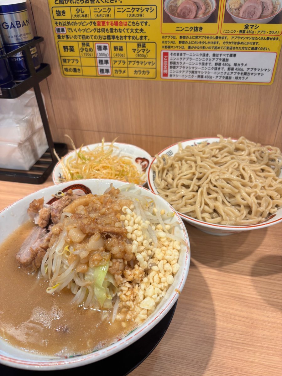 【ラーメン豚山】八王子北野店
大つけ麺🍜+白髪ネギ
つけ麺が始まったとの事で約2ヶ月振りに✨
豚山のつけ麺大好きなんで今年も楽しみにしてました🥰本日のアレも相性バッチリ👌
相変わらずスタッフさん達は元気な接客で気持ちいいですね〜😆
超腹パン大満足😋💯👍
ご馳走様でした😊🙏