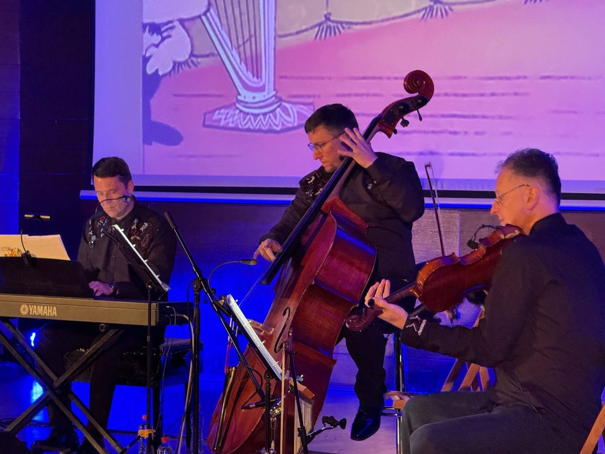 Синоћ, 16. априла Ирена Благојевић и „Рошер” квартет  наступили су у Концертној дворани и окупили бројну публику.

Посетиоци су уживали у разноврсном и пажљиво одабраном програму који је обухватио евергрин стандарде, филмску музику, клезмер и светске хитове.