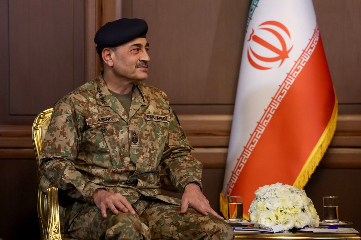 alikin208's tweet photo. Field Marshal Asim Munir Meets Iranian President Masoud Pezeshkian| Pakistan’s Key Role in Iran–US Talks
#Pakistan #Iran #AsimMunir #BreakingNews  #WorldPolitics #Tehran #Diplomacy #USIran #MiddleEast #TrendingNow #NewsUpdate https://t.co/XAqUQK2y1u