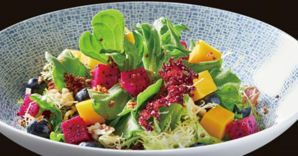 mapakou6's tweet image. Fuel your day u0026 burn fat with our 300-calorie grilled chicken salad!  Mixed greens, quinoa, cherry tomatoes, cucumber, u0026 a lemon-tahini drizzle—crunchy, protein-packed, no junk. Easy to prep, perfect for lunch/dinner. #FatLoss #CleanEating #HealthyMeal