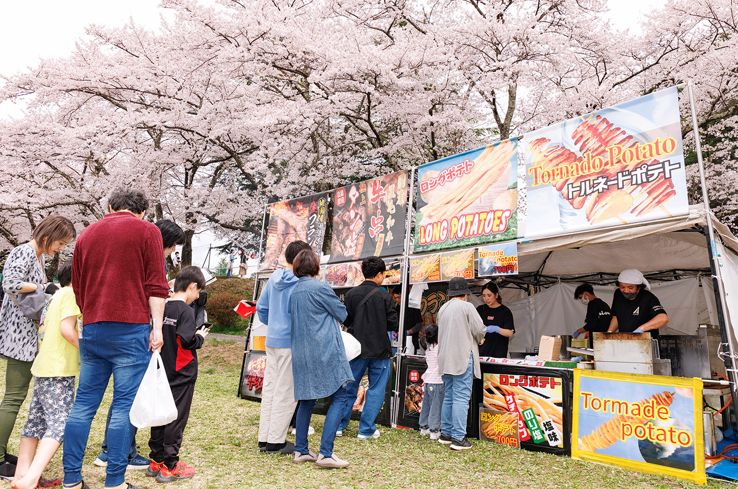 今年もグルメが大充実😋
メイン会場の茅野市運動公園には、なんと26ブースもの多彩な店舗が集結🍴
地元、茅野市や諏訪地域のお店を中心に、ガッツリ系から別腹スイーツまで勢揃いです🍦✨
ラリーの迫力を楽しみながら、地元の味を存分に堪能しよう！
詳細はこちら！
chinocci.or.jp/rally/categori…