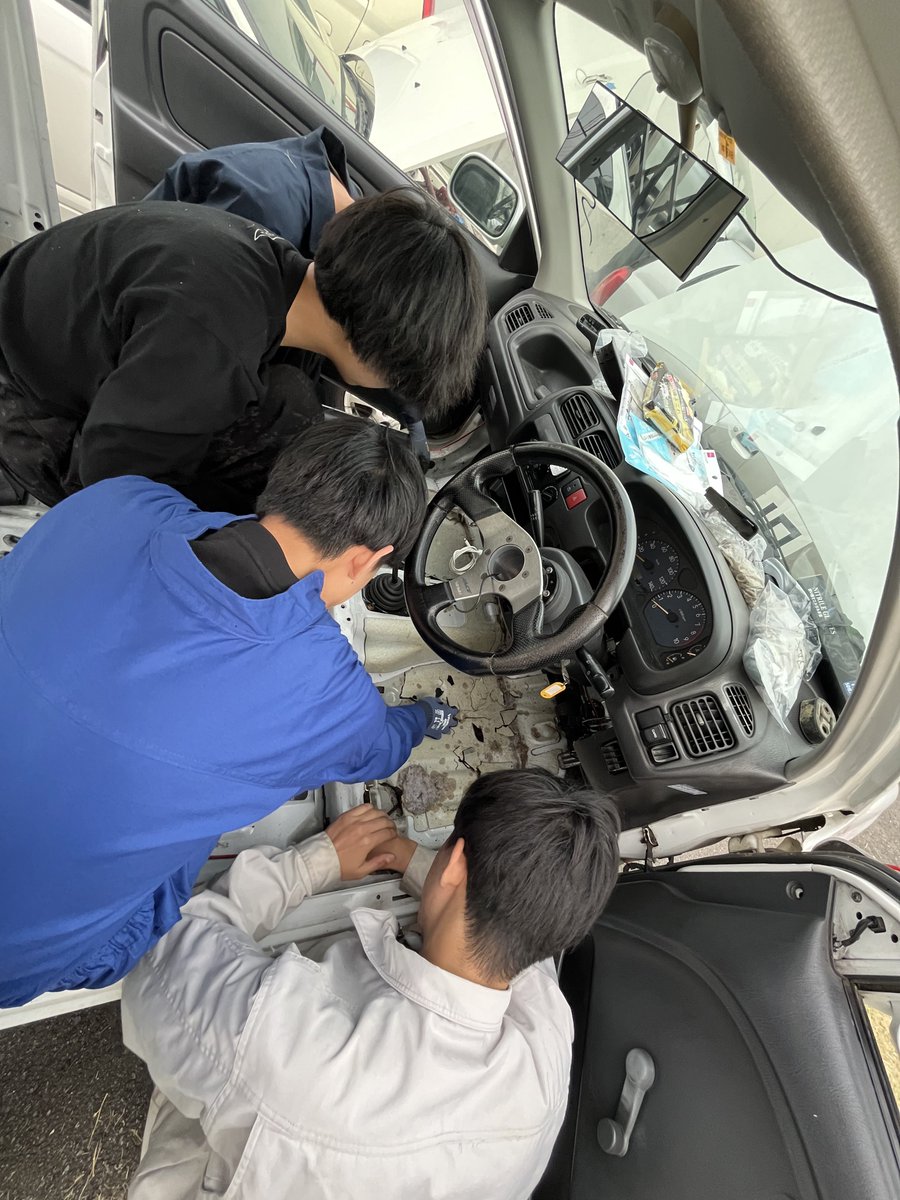 KGU_AutoClub's tweet photo. 1年生にアンダーコート剥がしをさせる酷い先輩 https://t.co/kPBOkJeXPC