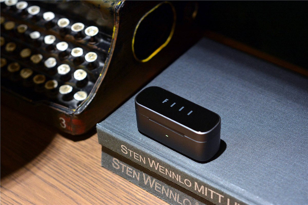 Me55248746's tweet image. "Just unboxed my new [产品类别，如wireless earbuds]!  Perfect fit, sleek design—obsessed already. Who’s tried these  #UnboxingJoy #TechGadgets"