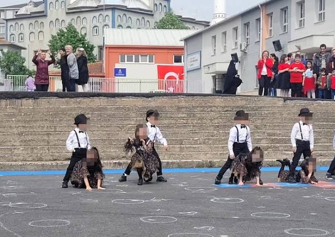 Sapkın kemalist sistem okullardan uzaklaştırılmadığı sürece gençler yoldan çıkmaya devam edecek.

Aşağıdaki fotoğraf bir okuldan.
Anaokuluna giden çocuklara yaptırdıkları pisliğe bakın.

İşin daha kötü yanı veliler mutlu. 
Gülüyorlar.
Hatıra fotoğrafı çekiyorlar. 
Denetim ?
Yok.