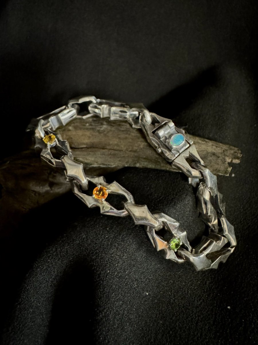 ARMSsilverworks's tweet image. お客様お持ち込みのパパラチア、
ディマントイド、スフェーンかな
😅をArmsのブレスに入れるカスタム‼️
かなりゴージャスなブレスの出来上がり！
#ARMS
#カスタム
armssilver.com