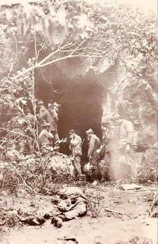 TuncaySmart's tweet image. Greek 11th Division soldiers in front of the cave where the bodies of the slaughtered Turkish villagers were placed...
Their noses are all blocked because of the heavy smell...
#Iznik, 1921

@UKParliament