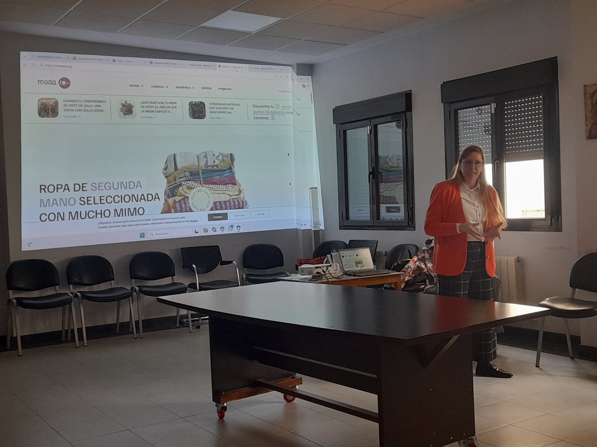 cadiocva's tweet photo. 💌 #MientrasHayaPersonasHayEsperanza Encuentro en el #ArciprestazgoCentro para conocer el proyecto #ModaRe, una iniciativa de inserción y reciclaje textil que promueve el cuidado de la Casa Común y la economía social. #CáritasParroquiales

👉🏻 Conoce más en https://t.co/ACil4JzdXz https://t.co/v1Rf1e2vNx