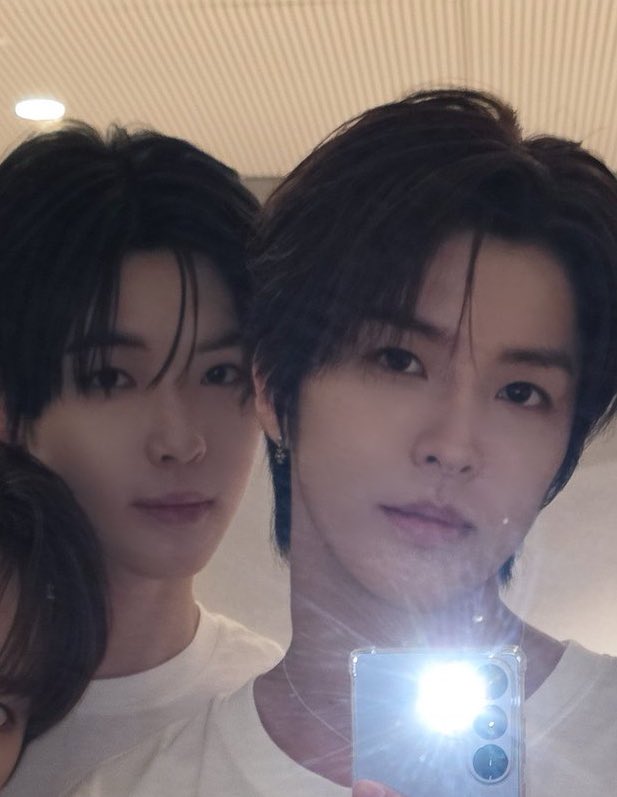 songadori's tweet photo. “ถ้ามองหาตาต้าไม่เจอให้มองหาซงฮาแทน” คำนี้ยังใช้ได้ตลอดไป💘 #songta https://t.co/ebAiY5lW8t