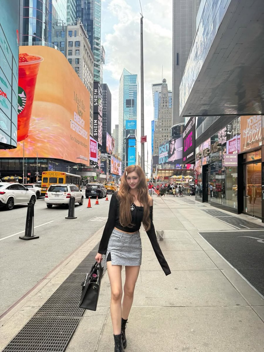 mom-xenomorph 🍥 re9 tweet media