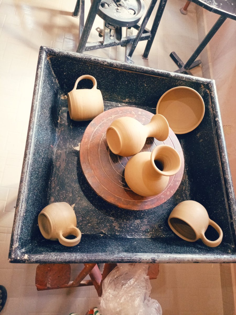 OfysmithClay's tweet image. What would you title this view? 🤔🌱 

#ofysmithpottery #potterystudio #claywork #artdisplay