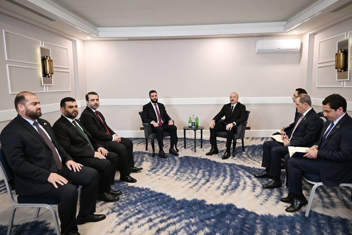 aamajnews_EN's tweet image. #PHOTOS
Ilham Aliyev met Ahmed al-Sharaa in Antalya to discuss Azerbaijan–Syria relations, energy cooperation (including gas exports via Türkiye), regional diplomacy, and an official visit invitation to Azerbaijan.

#aamajnews