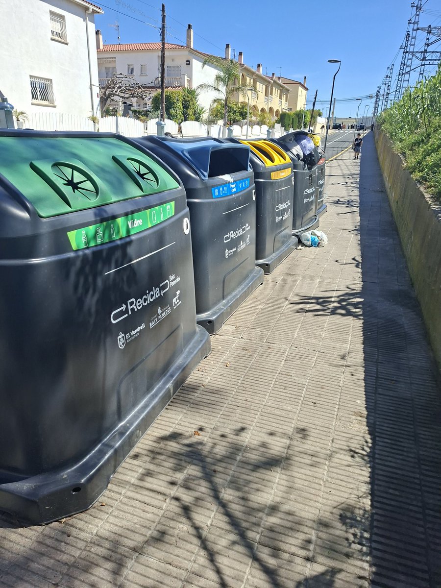 Saimon27ESP's tweet photo. @elvendrell_cat @ReaccioVendrell @XVendrellenca La Entrada del Municipio de Manera Peatonal, que Cabeza Pensante decidió poner los contenedores aqui, que donde estaban ya no Molestaban !!!! Y aparte petados de basura, que Mala Imagen para el Turismo se esta Haciendo !!!! https://t.co/GwpVRZ8Tty