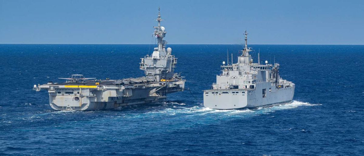 top_force's tweet image. ⚓️🇫🇷 Charles de Gaulle @French_CSG : premier catapultage de Hawkeye en plein ravitaillement à la mer #RAM meretmarine.com/fr/defense/cha…