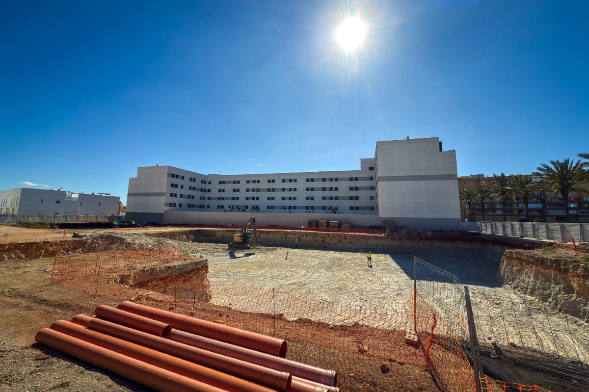 AytoRoquetas's tweet photo. ⚖️🏛️ Las obras de construcción del nuevo edificio judicial del Roquetas de Mar ya se han iniciado. El alcalde, Gabriel Amat, ha visitado el solar en el que ya se ha comenzado el acondicionamiento y adecuación del terreno.

Noticia 🔗 https://t.co/Opsig1fgXM https://t.co/FDehCNfuu9