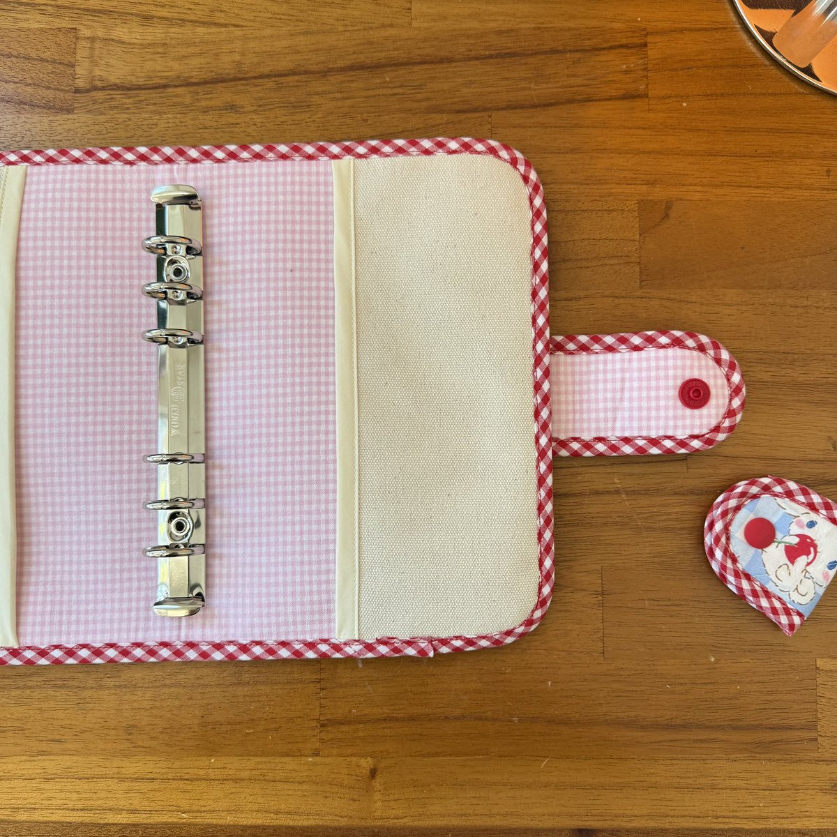 어라운드북 tweet media