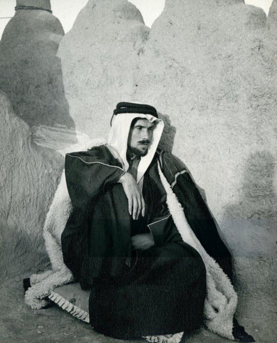 D_alhassn's tweet photo. إطلاع بسيط على صور قديمة لرجال من الرياض والقصيم وحائل يبين إن البشت ما كان يومها محصور بالمناسبات، الا كان جزء من الزي اليومي.

فإذا كان قديما ينلبس في الأيام العادية، فمن الطبيعي يكون حضوره اليوم في المناسبات أمر بديهي، مو مبالغة مثل ما البعض يحاول يصوره. https://t.co/FAuT4ke3oq