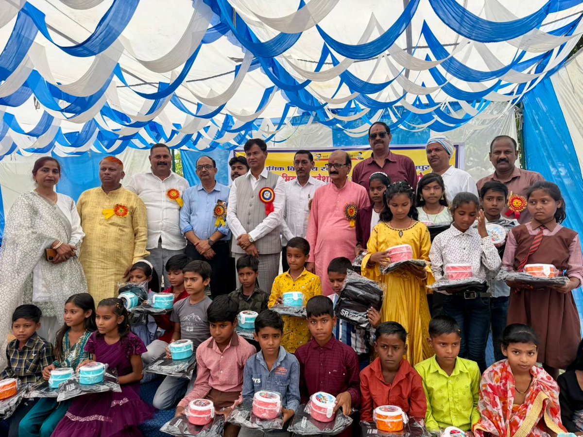 आज प्राथमिक विद्यालय रस्यौर, खैराबाद, सीतापुर में स्कूल चलो अभियान के अंतर्गत आयोजित कार्यक्रम एवं नवीन विद्यालय भवन के लोकार्पण समारोह में मुख्य अतिथि के रूप में सम्मिलित हुआ।

इस अवसर पर नव प्रवेश लेने वाले बच्चों को पुस्तकें वितरित कर उनका उत्साहवर्धन किया तथा फीता काटकर नवीन