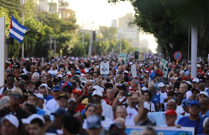 🇨🇺 Cuando algunos suenan tambores de guerra contra su propia patria, un mar de pueblo en esta isla independiente les recuerda por estos días de abril:  "¡Girón es hoy y es siempre!"
#100AñosConFidel