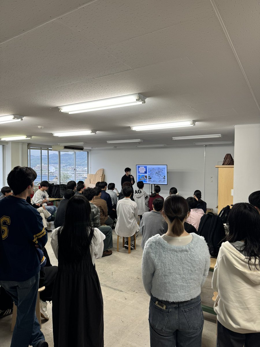 sosugita's tweet photo. 今年度最初の #広工大ハッピーアワー 

1年生も沢山集まり、建築デザイン学科の先輩代表5人がそれぞれの1年を振り返ってプレゼン。ハッピーアワーも1年生から教員までごちゃ混ぜで盛り上がった

新入生の皆さん、ようこそ広工大へ！次回のハッピーアワーは5/1です https://t.co/8Opb6vHzMt