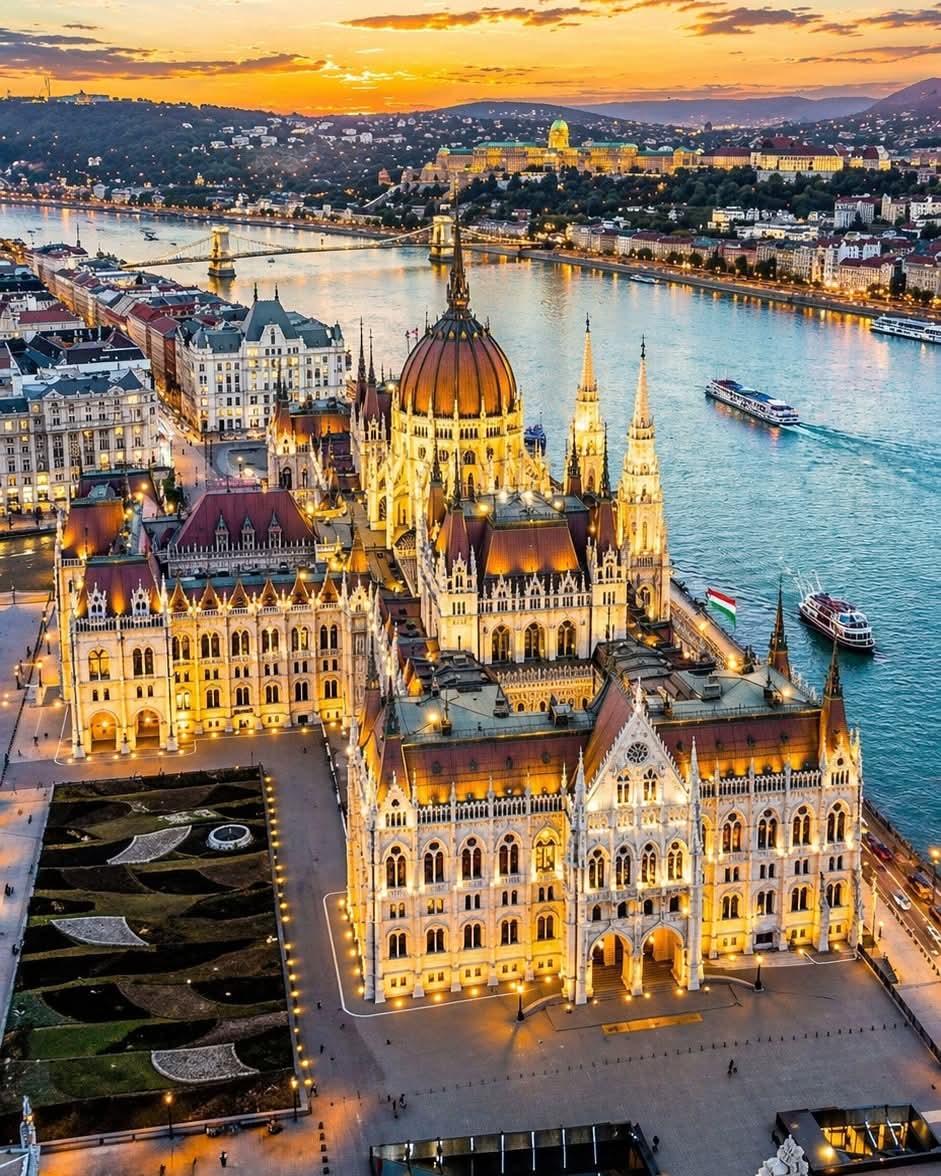 Earth38102's tweet photo. Hungarian Parliament Building in Budapest, Hungary 🇭🇺 https://t.co/swQfuiECJP