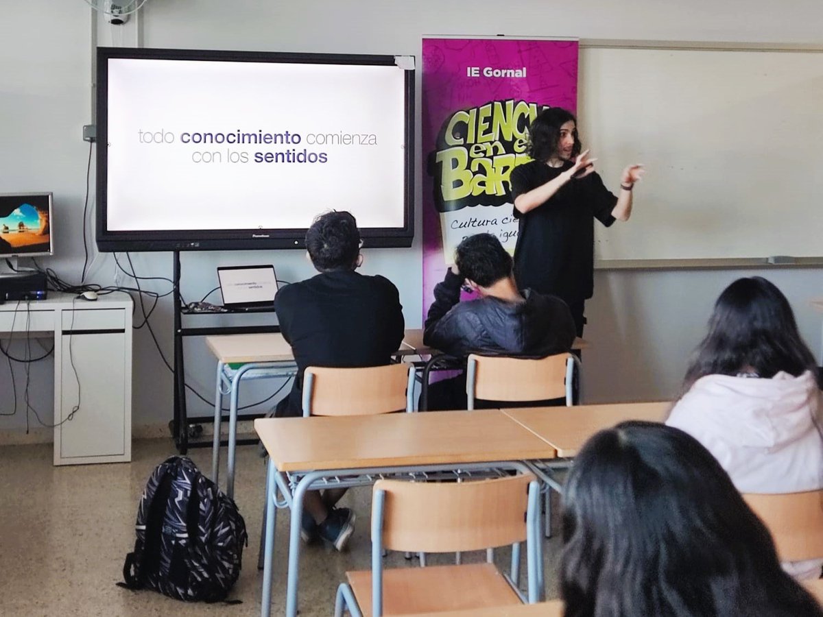 IRI_robotics's tweet image. 🗨️ Ahir, l'Alberto Olivares Alarcos (@eldocquixote) va apropar la robòtica a l’alumnat de 3r i 4t d’ESO de l’IE Gornal, a l’Hospitalet de Llobregat, amb la xerrada "Els cinc sentits robòtics"

💡L’activitat s’emmarca en el projecte #CiènciaAlBarri del #CSIC

#educacsic