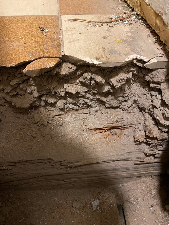 Rekonstrukce trámového stropu🧵👇
V r. 2023 jsem byl přizván k posouzení výrazně prohnuté  stropní konstrukce v předsíni před byty, ca o 15 cm. Nechal jsem provést sondu, a zjistil jsem, že na původní trámový strop byla nalita vrstva 10 cm betonu a postavena zděná příčka.
1/10