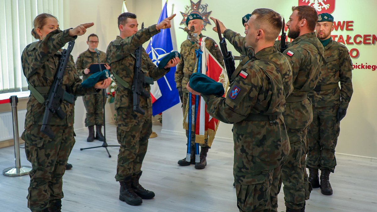 MON_GOV_PL's tweet image. W piątek, 17 kwietnia 2026 roku w Wojskowym Centrum Kształcenia Medycznego (WCKMed) w #Łodź, odbyła się uroczysta przysięga wojskowa pierwszej grupy ochotników realizujących szkolenie w ramach ścieżki „Nie tylko Hipokratesa” #LegionMedyczny. Blisko 20 lekarzy, pielęgniarek i