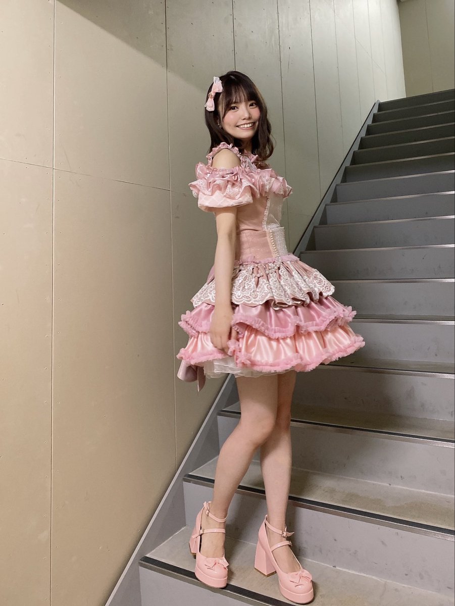 maichan_F_0921's tweet photo. 久しぶりに日本に帰国した甥っ子くんと姪っ子さん🇦🇺が、
“エイチケーティーフォーエイトってなぁに？”と、ついに聞かれました。

いよいよ職業アイドルということを明かす時がきたようです…🧏‍♀️🪄
#HKT48 #渕上舞 https://t.co/Gb39ysolIp