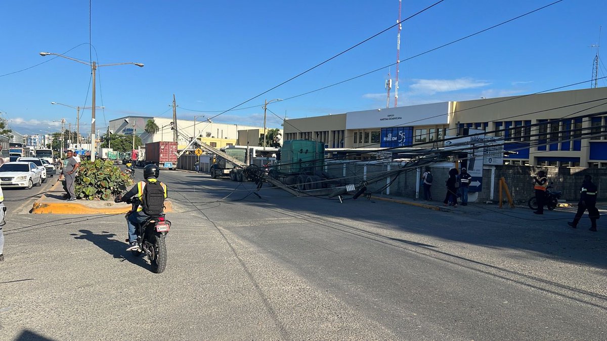 Un vehículo pesado tumbó  un poste del tendido eléctrico frente a la empresa MARDOM, Debido a esto no hay electricidad en la comunidad. Ya Edesur está trabajando con sus brigadas para restablecer la electricidad en la zona. <a href="/Km13delasanchez/">Kilómetro 13 de la Sánchez</a>