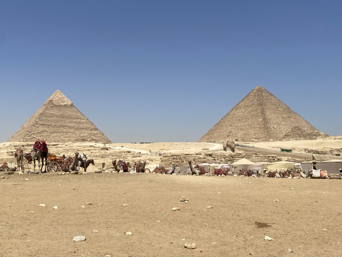 marathe's tweet image. Sphinx of Giza next to the pyramids. DYK Cleopatra (69–30 BCE) is closer in time to us than she is to the Pyramids and the Sphinx of Giza (2580–2560 BCE)? 🤯 #Pyramids #Misr #Sphinx #Egypt #PyramidsOfGiza