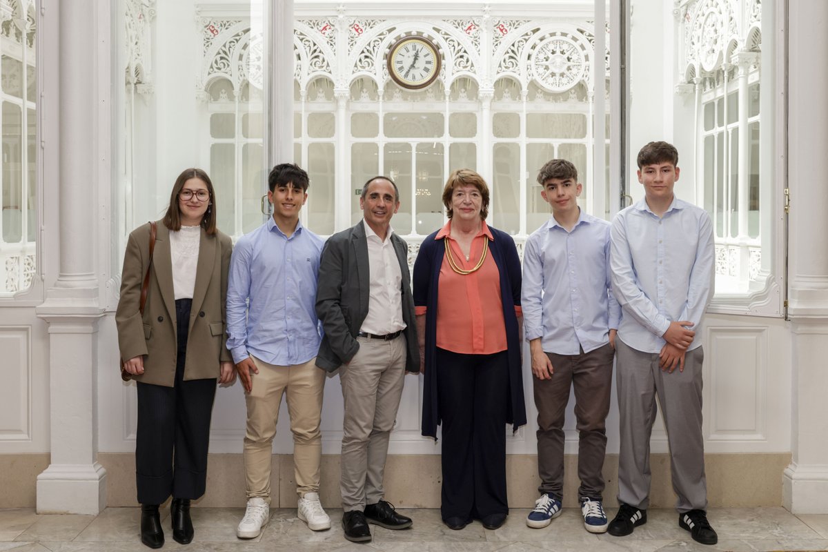 BancoDeEspana's tweet photo. 📢 ¡Ya tenemos ganadores de la 15ª edición del Concurso Generación €uro! 

🥇 IES Ortega y Gasset de Madrid
🥈 IES Fray Luis de León, de Salamanca
🥉 IES Francisco Salinas, de Salamanca

Más info en nuestra nota de prensa 🔗 https://t.co/zLCbXfj95Z

¡Enhorabuena a los concursantes! 

#GeneraciónEuro